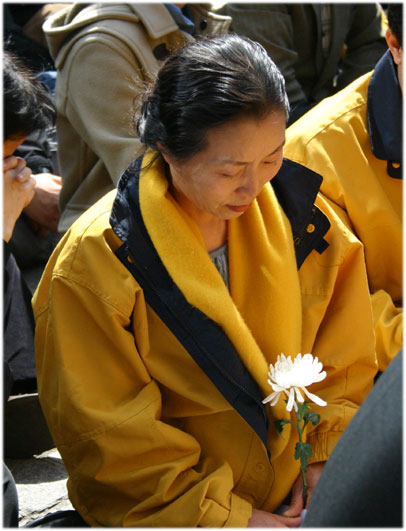 국화꽃을 든 시민이 시위에 참여하고 있다. 